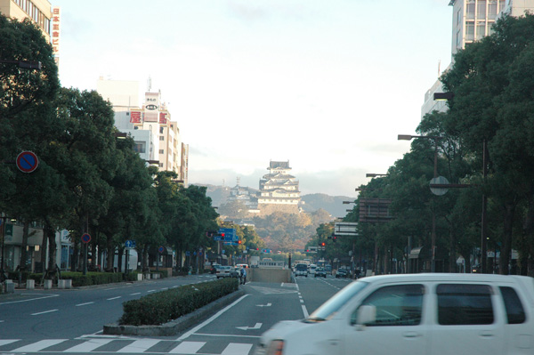 姫路駅から大手前通りを望む。正面に見えるのが、国宝・姫路城