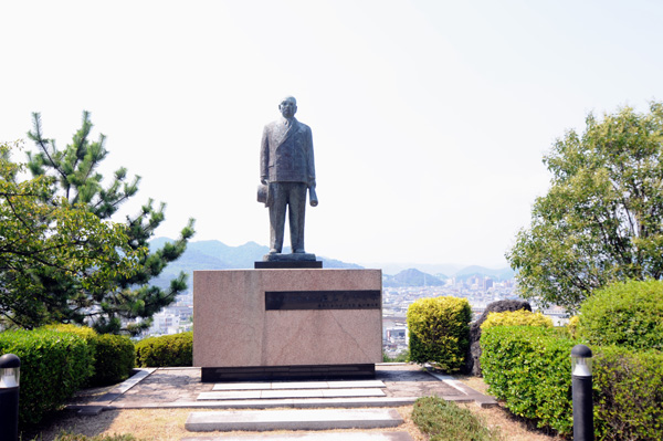 手柄山に建立された石見元秀・姫路市長の銅像