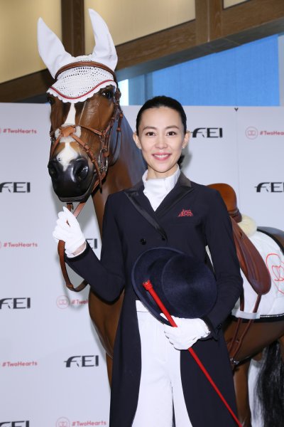 馬術のPRイベントに出席した木村佳乃と馬