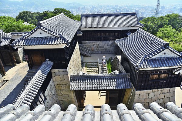 「一ノ門」（手前）の先は四方から集中攻撃が可能な枡形