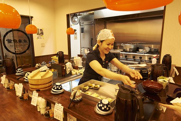 常識を覆す「未来食堂」と店主の小林せかいさん