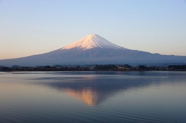 静岡県と山梨県は富士山頂域をめぐって対立（写真：アフロ）