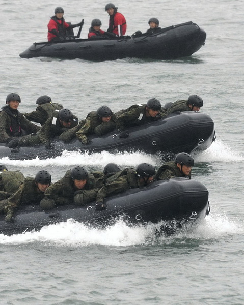 陸自西部普通科連隊の島嶼防衛訓練　読売新聞/AFLO