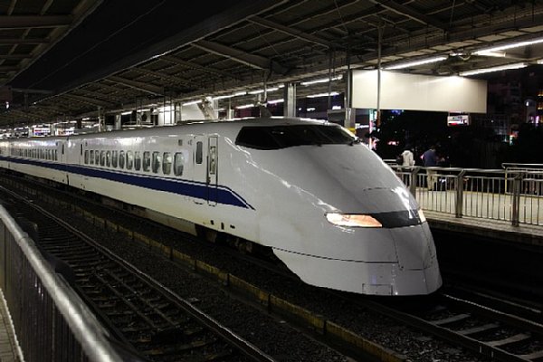 のぞみが名古屋駅を通過した「事件」も（写真は300系）