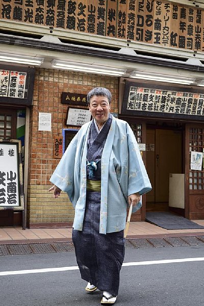 新宿末廣亭の前に立つ笑福亭鶴光