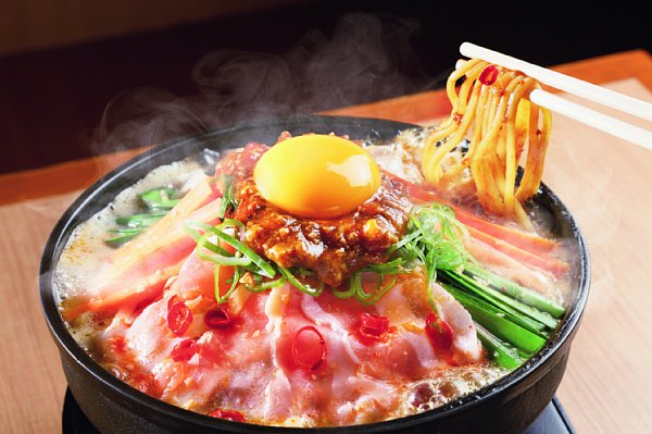 名古屋名物「台湾まぜそば」も鉄板に！