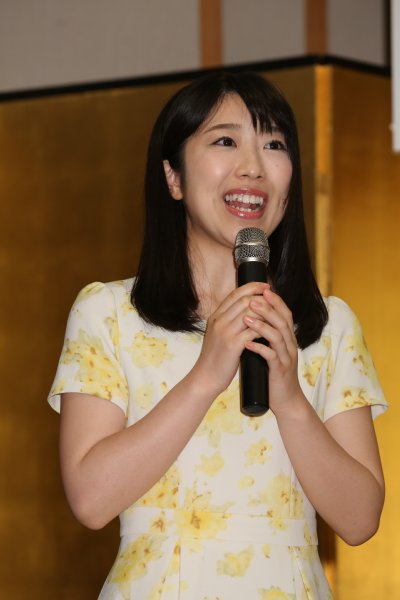 『四季の山』を歌う津吹みゆ