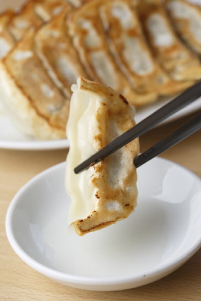 まずは酢だけで食べるのが宇都宮流（高橋餃子店）