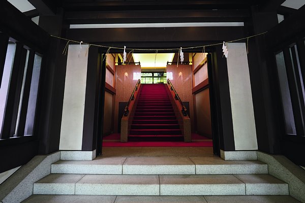 靖國神社の「奥の奥」（斎館の大階段）