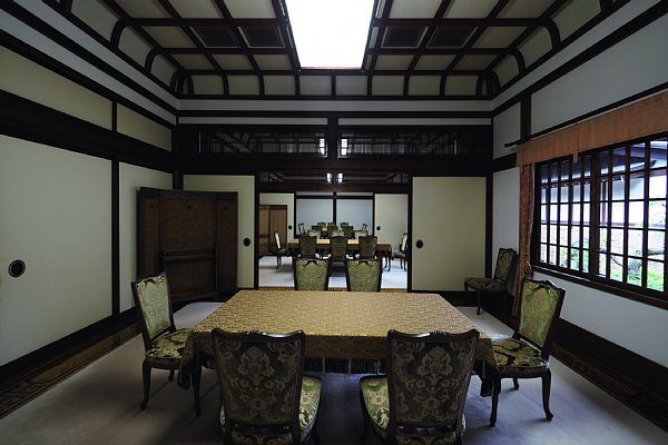 到着殿の貴賓室：要人の控室として使われる。写真奥へ行くほど天井が低くなっているのが特徴