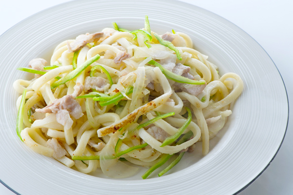 ナンプラーの風味が食欲をそそる『やきうどん』