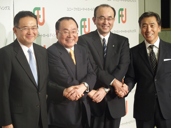 経営統合を主導した上田準二社長（左から2番目）