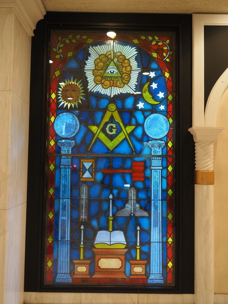 メイソンのシンボルが玄関ロビーのステンドグラスに描かれている