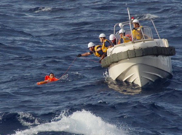 8月11日には尖閣沖で中国漁船が沈没。海保が乗組員6人を救助した（第11管区海上保安本部提供）