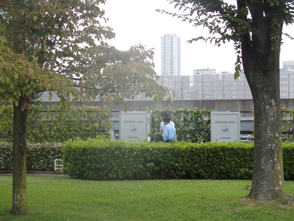 「芝浦中央公園」内に設置された港区指定の喫煙所