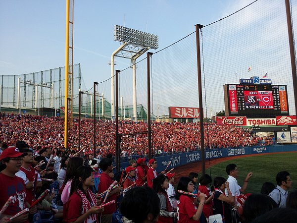 まるでホーム？神宮球場に集まるカープファン