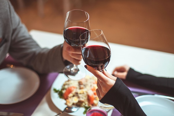 すがってでも結婚してもらうべきだったのか（写真：アフロ）