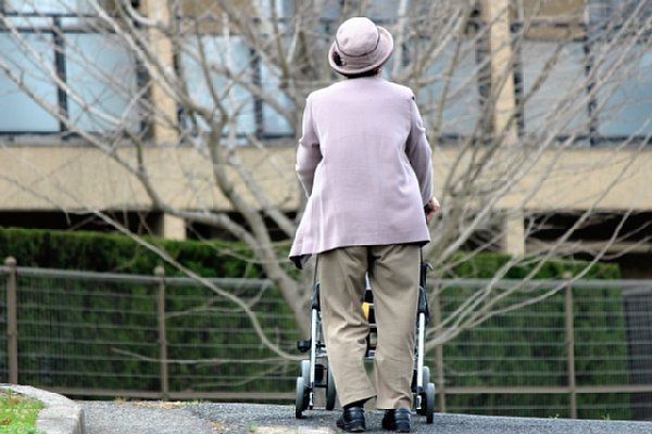 年金支給年齢引き上げは高齢者の医療費にも影響
