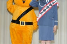 黒谷友香が警視庁戸塚署の一日署長就任 ピーポ君と敬礼