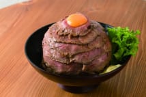 高さ18cm200gのローストビーフがてんこ盛りの巨大丼