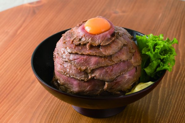 「the 肉丼の店」名物レアロースビーフ丼「メガ」1600円