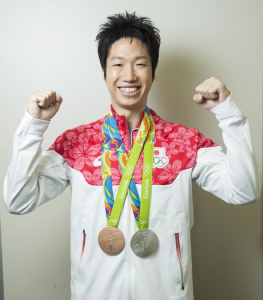 卓球水谷隼選手がメダル2個を披露しガッツポーズ