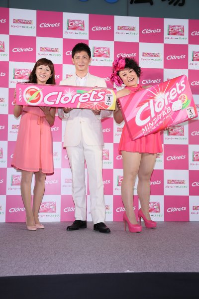 クロレッツ新製品発表会に登場したにしおかすみこ、玉木宏、バービー（左から）