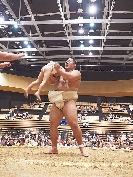 ちびっこ相撲には逸ノ城も登場（函館巡業）