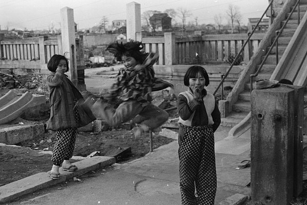 焼け跡で遊ぶ女の子たち（1946年2月撮影）