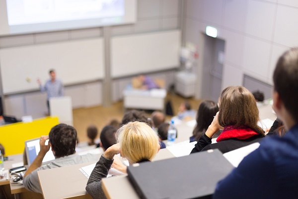 大学はグローバルで競争する時代（写真：アフロ）