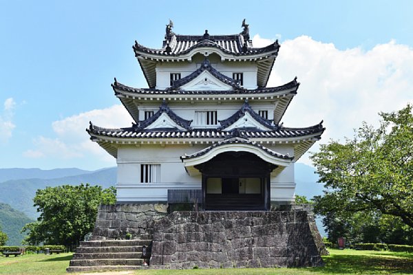 宇和島城の天守正面には唐破風の大玄関