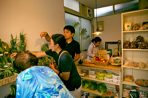 「草木堂野菜店　神楽坂店」では常連さんに野菜の味と食べ方を伝える