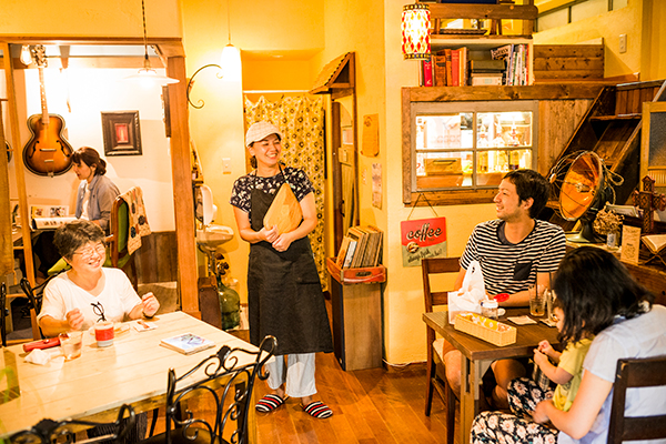 地元の人でいつも満席の「Cafe Living Roomルーム 61」