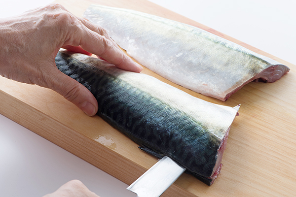 三枚におろして下ごしらえを