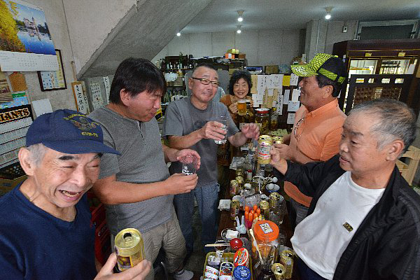 元々は倉庫だった場所を改築した味のある店内で角打ち