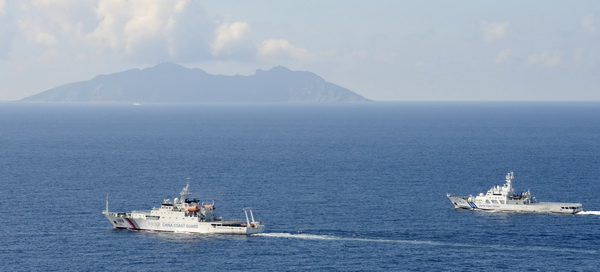尖閣周辺の領海に入った中国船を追う海上保安庁の巡視船＝右