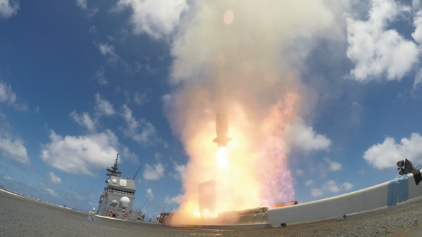 カウアイ島沖で行われた「ひゅうが」によるESSM発射の瞬間
