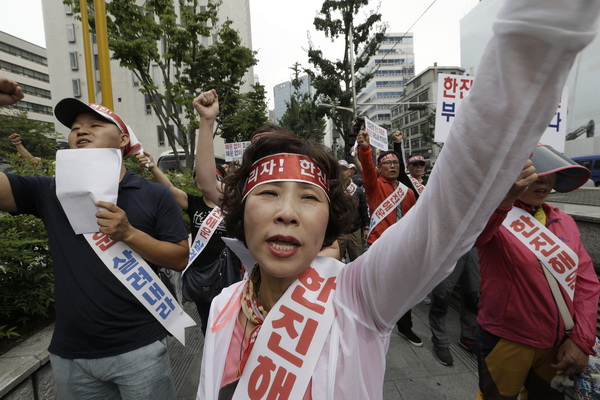 韓国海運最大手の破綻でデモを行う港湾関係者　AP/AFLO