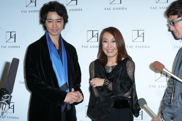囲み取材を受ける芦田多恵氏と斎藤工