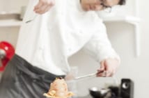 盛り上がるパフェの世界 目の前で作られる洋梨とチョコの絶品