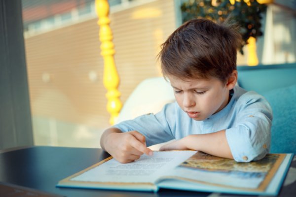 「読書感想文」、得意でした?（写真:アフロ）