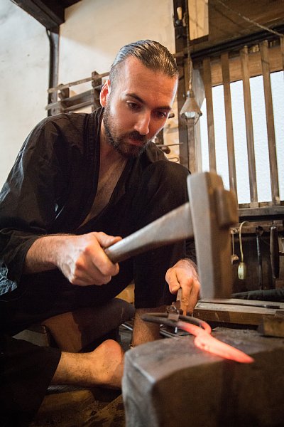 植木鋏を製作中のエリック・シュバリエさん