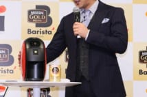 細川茂樹がコーヒーマシンを「かわいいな」となでる