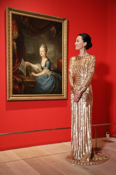 マリー・アントワネットの絵画を鑑賞する木村佳乃