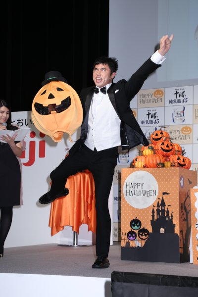 「オッパッピー」のポーズを決める小島よしお