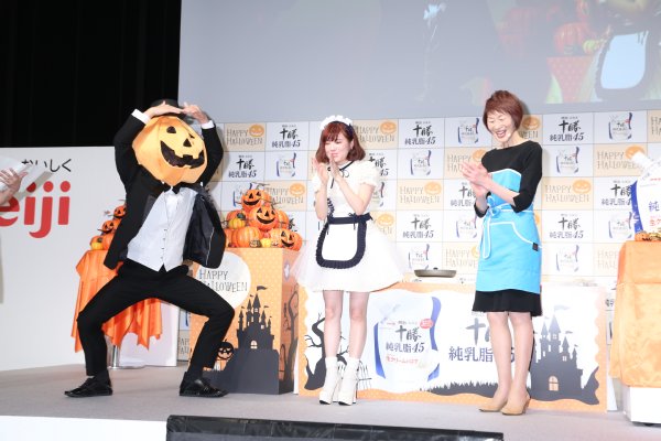 「明治北海道十勝純乳脂45」発売記念イベントに登場した益若つばさ、小島よしお、浜内千波氏