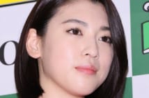 三吉彩花がファースト写真集を真っ赤な衣装で手渡し会