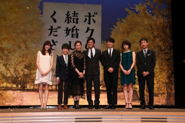 左から佐藤ありさ、込江海翔、吉田羊、織田裕二、原田泰造、森カンナ、三宅喜重監督