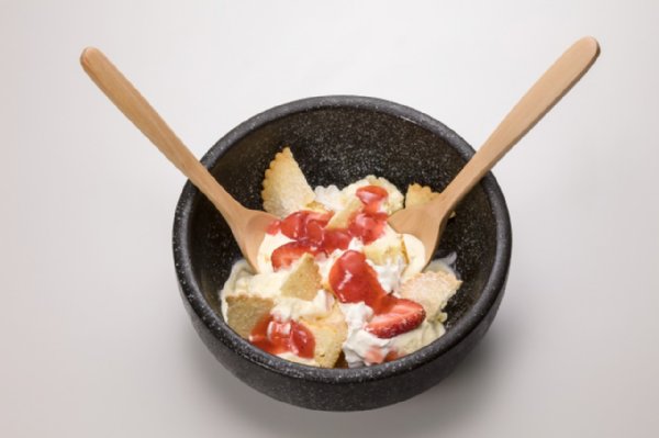ストーンアイスパフェ(チーズケーキ・いちご)538円/ガスト