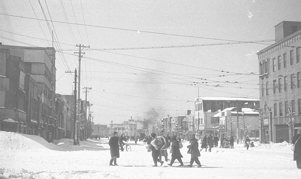 空襲被害から免れた古書店街の一角（写真：石川光陽）